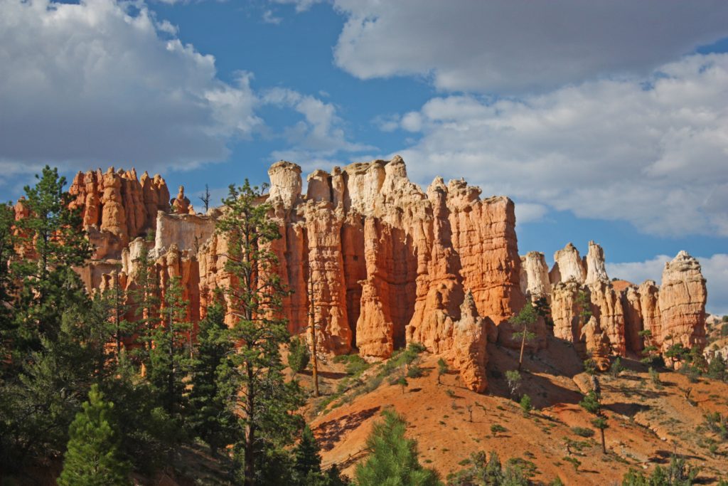 Cliffs on the way to Mossy Cave in Bryce Canyon