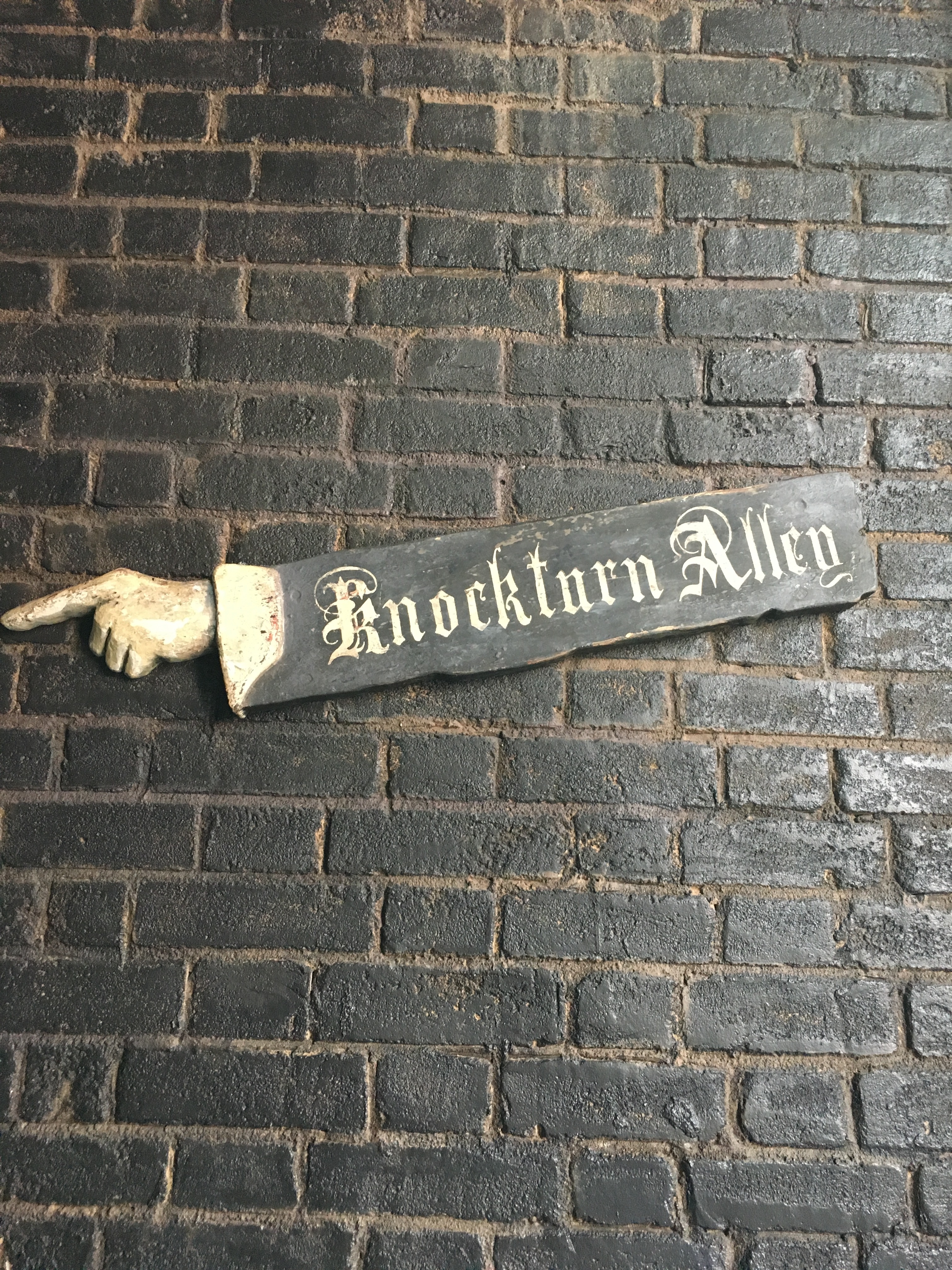 the entrance sign for Knockturn Alley