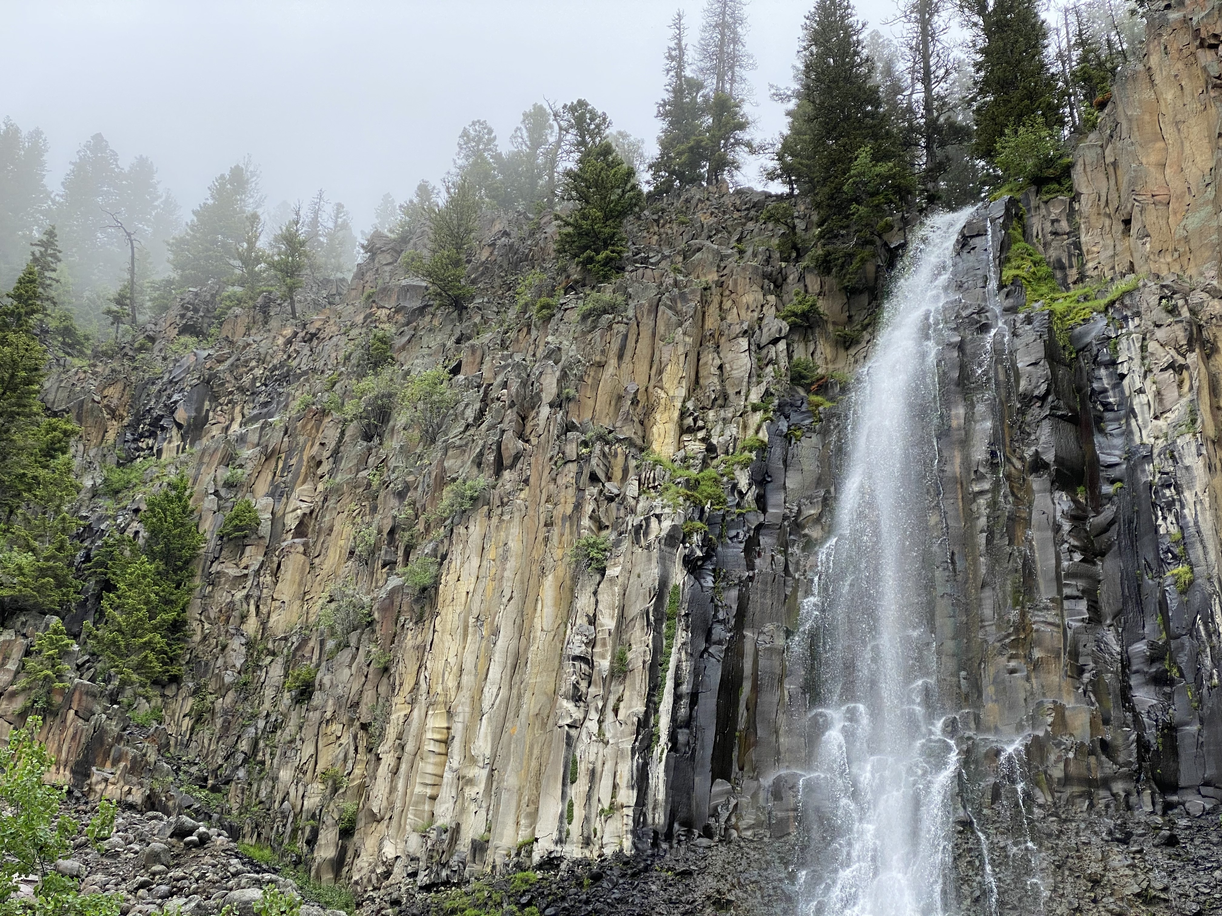 Landscape shot of Palisade Falls and surrounding cliff